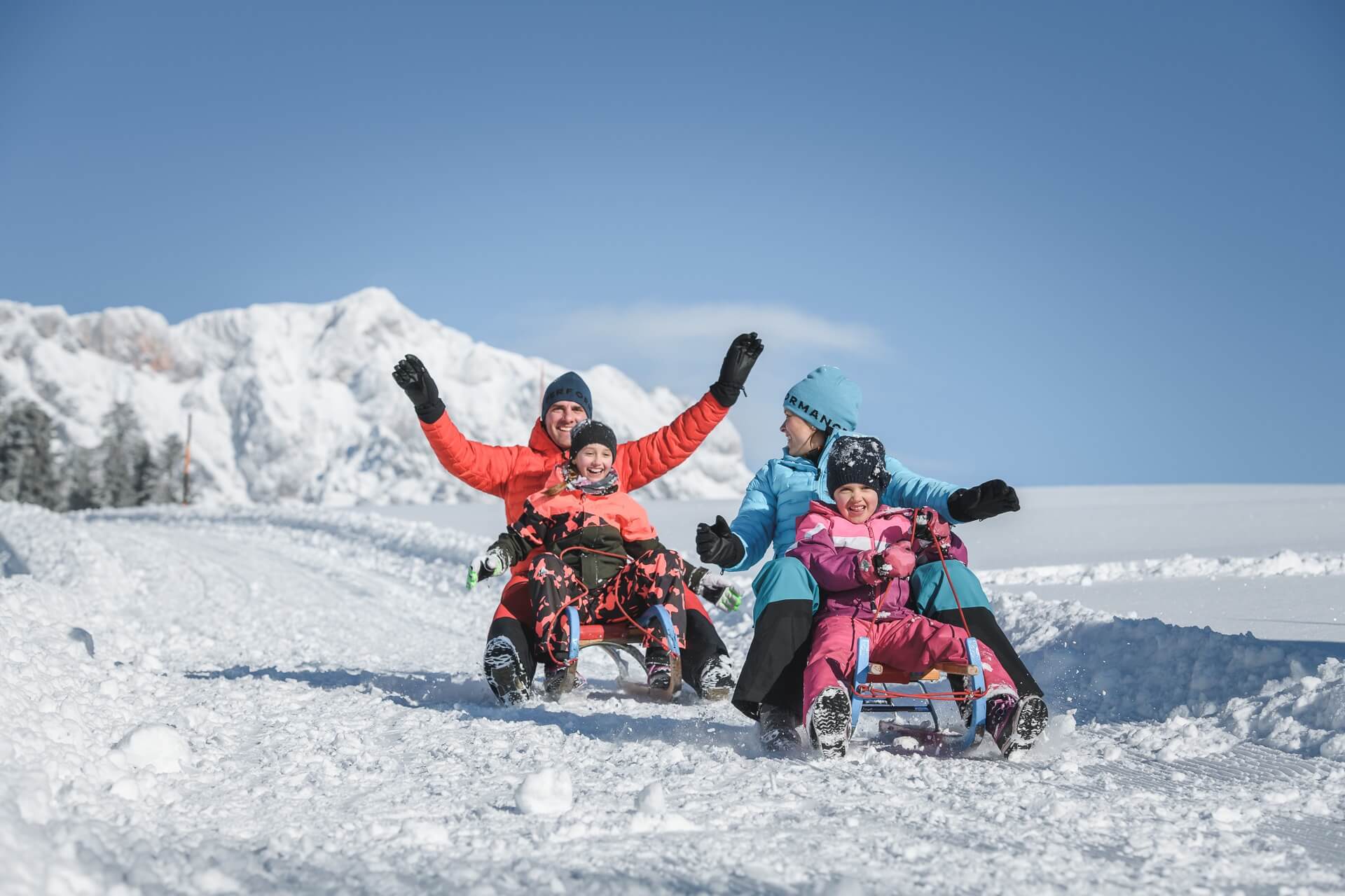 familie beim rodeln in der region hochkoenig ochalet