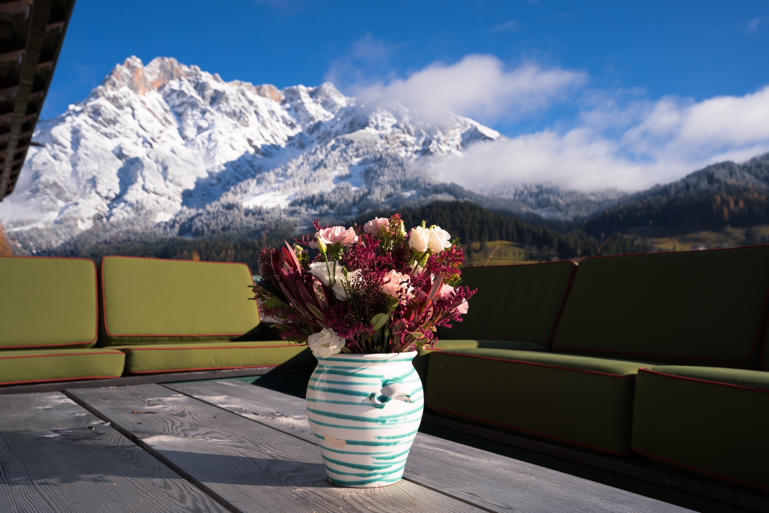 terrasse aussicht auf berg ochalet hinterthal